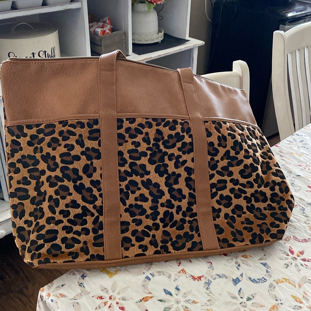 Like new and perfect for traveling or even school.